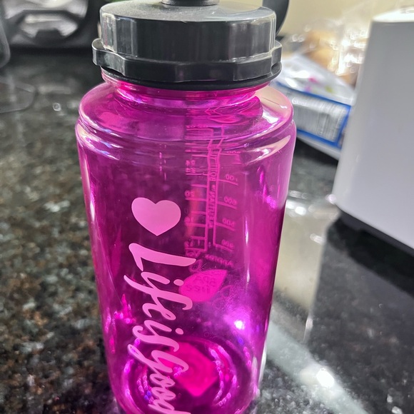 32 Oz ounces Life Is Good Magenta Water Bottle LIKE NEW GUC - Picture 1 of 3